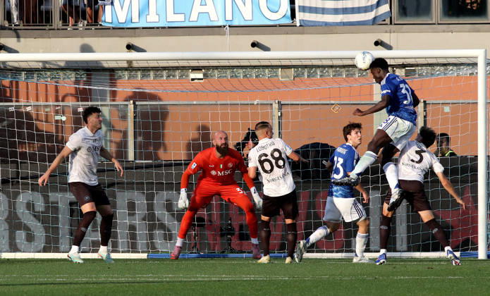Foto IPP Albano Angilletta Como 02 05 2026 Calcio Campionato di serie A 2025 2026 Como - Napoli nella foto: un colpo di testa di Diao Assane Italy Photo Press World Copyright italy ITALY  Copyright: xR4924_italyphotopressx