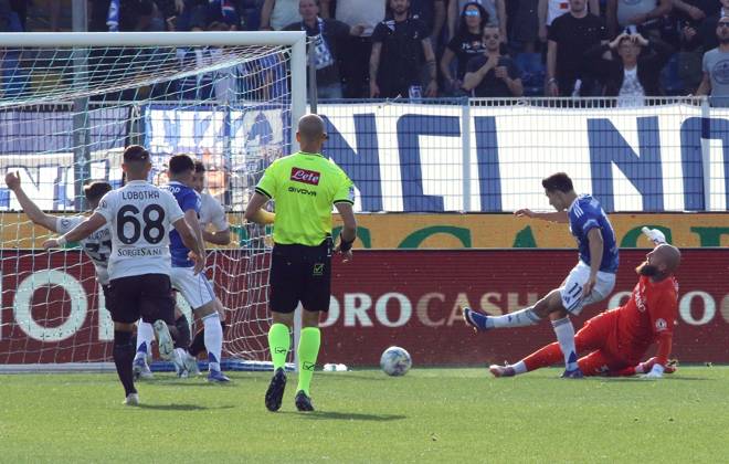Foto IPP Albano Angilletta Como 02 05 2026 Calcio Campionato di serie A 2025 2026 Como - Napoli nella foto: Anastasios Douvikas fallisce una grande occasione a porta vuota Italy Photo Press World Copyright italy ITALY Copyright: xR4924_italyphotopressx