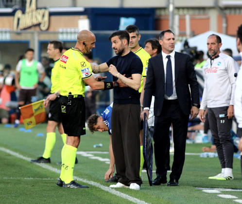 Foto IPP Albano Angilletta Como 02 05 2026 Calcio Campionato di serie A 2025 2026 Como - Napoli 0-0 nella foto: Cesc Fabregas allenatore del Como protesta con l arbitro Michael Fabbri Italy Photo Press World Copyright italy ITALY Copyright: xR4924_italyphotopressx