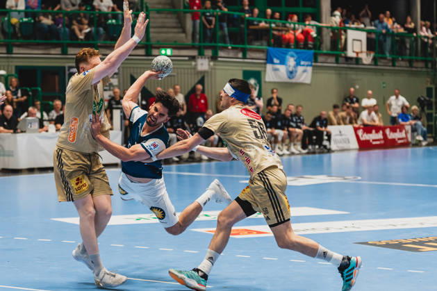 Lukas Stutzke TSV Hannover Burgdorf, 39 pulls his arms to block, Eloy Morante Maldonado Bergischer HC, 33 jump throws and Hannes Feise TSV Hannover Burgdorf, 56 joins Bergischer HC vs TSV Hannover Burgdorf, Handball, Daikin 1 HBL, Matchday 30, Season 2025 26, 02 04 2026, Bergischer HC vs TSV Hannover Burgdorf, Handball, Daikin 1 HBL, Matchday 30, Season 2025 26, 02 04 2026 Wuppertal Copyright: xEibner-Pressefoto LukasxBaldygax EP_LBA