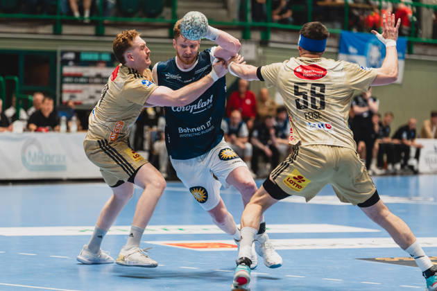 Lukas Stutzke TSV Hannover Burgdorf, 39 in a duel with Johannes Wasielewski Bergischer HC, 77 who has the ball and wants to go for the shot, Hannes Feise TSV Hannover Burgdorf, 56 wants to block Bergischer HC vs TSV Hannover Burgdorf, Handball, Daikin 1 HBL, Matchday 30, Season 2025 26, 02 04 2026, Bergischer HC vs TSV Hannover Burgdorf, Handball, Daikin 1 HBL, Matchday 30, Season 2025 26, 02 04 2026 Wuppertal Copyright: xEibner-Pressefoto LukasxBaldygax EP_LBA