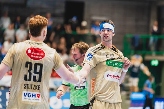 Lukas Stutzke TSV Hannover Burgdorf, 39 claps with Hannes Feise TSV Hannover Burgdorf, 56 from Bergischer HC vs TSV Hannover Burgdorf, Handball, Daikin 1 HBL, Matchday 30, Season 2025 26, 02 04 2026, Bergischer HC vs TSV Hannover Burgdorf, Handball, Daikin 1 HBL, Matchday 30, Season 2025 26, 02 04 2026 Wuppertal Copyright: xEibner-Pressefoto LukasxBaldygax EP_LBA