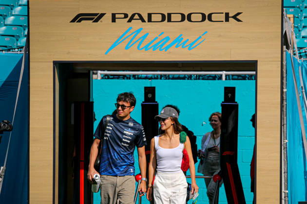 (23) Alexander Albon (THA) - Atlassian Williams F1 Team - Williams FW48 - Mercedes and his girlfriend Muni He (CIN) Professional Golf Player during the Formula 1 Crypto.com Miami Grand Prix 2026 at Miami International Autodrome in Miami Gardens, United States. Round 6 of the 2026 FIA Formula One World Championship, WM, Weltmeisterschaft held May 1-3, 2026. The Miami International Autodrome, located in the grounds of the Hard Rock Stadium, hosts the sixth round featuring the Sprint format. This event weekend features the F1 Sprint format, with a Sprint Shootout and Sprint Race in addition to the standard qualifying session and Grand Prix. Copyright: xAlessioxDexMarcox xAvens-images.com AvensImages IPAxSportx xipa-agency.netx xx IPA_74390380 IPA_Agency_IPA74390380