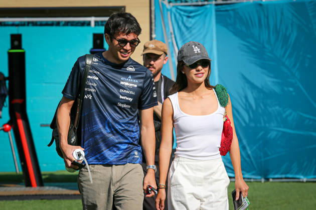 (23) Alexander Albon (THA) - Atlassian Williams F1 Team - Williams FW48 - Mercedes and his girlfriend Muni He (CIN) Professional Golf Player during the Formula 1 Crypto.com Miami Grand Prix 2026 at Miami International Autodrome in Miami Gardens, United States. Round 6 of the 2026 FIA Formula One World Championship, WM, Weltmeisterschaft held May 1-3, 2026. The Miami International Autodrome, located in the grounds of the Hard Rock Stadium, hosts the sixth round featuring the Sprint format. This event weekend features the F1 Sprint format, with a Sprint Shootout and Sprint Race in addition to the standard qualifying session and Grand Prix. Copyright: xAlessioxDexMarcox xAvens-images.com AvensImages IPAxSportx xipa-agency.netx xx IPA_74390390 IPA_Agency_IPA74390390