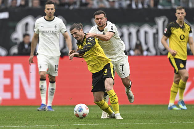 v li in duel Marcel Sabitzer Dortmund 20 Kevin Stöger Stoeger Moenchengladbach 7 03 05 2026 ¢ Football ¢ Borussia Moenchengladbach vs Borussia Dortmund, Borussia Park, Moenchengladbach, DFB DFL REGULATIONS PROHIBIT ANY USE OF PHOTOGRAPHS AS IMAGE SEQUENCES AND OR QUASI VIDEO Copyright: xpepphotox xHorstxMauelshagenx pep00321, pep_20260503_hm_351162