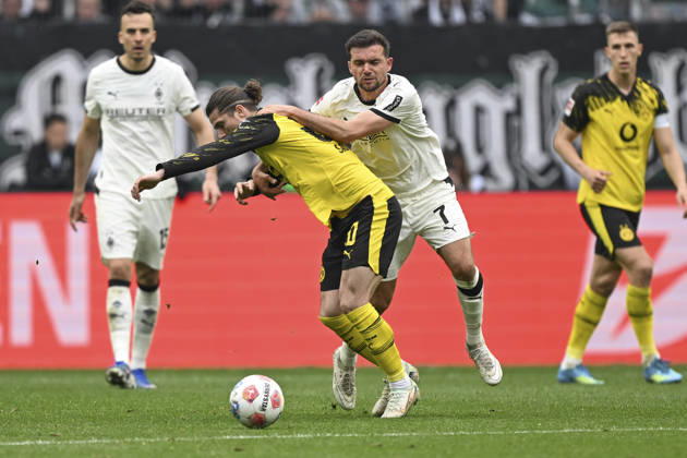 v li in duel Marcel Sabitzer Dortmund 20 Kevin Stöger Stoeger Moenchengladbach 7 03 05 2026 ¢ Football ¢ Borussia Moenchengladbach vs Borussia Dortmund, Borussia Park, Moenchengladbach, DFB DFL REGULATIONS PROHIBIT ANY USE OF PHOTOGRAPHS AS IMAGE SEQUENCES AND OR QUASI VIDEO Copyright: xpepphotox xHorstxMauelshagenx pep00321, pep_20260503_hm_351164