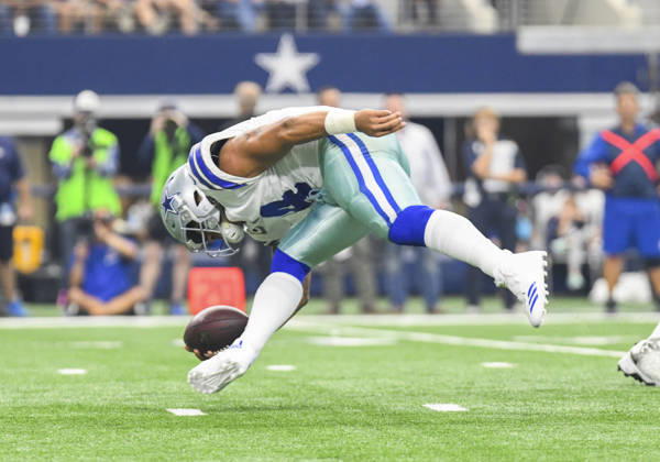October 01, 2017: Dallas Cowboys quarterback Dak Prescott 4 tries to regain his balance after avoiding a sack in the second quarter during an NFL, American Football Herren, USA football game between the Los Angeles Rams and the Dallas Cowboys at AT&T Stadium in Arlington, TX Los Angeles defeated Dallas 35-30 Albert Pena CSM Copyright: xAlbertxPenax