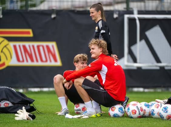 Soccer, Men, Season 2025 2026, 1 Bundesliga, 1 FC Union Berlin, Training on training ground II, f l Aljoscha Kemlein 1 FC Union Berlin , Tom Rothe 1 FC Union Berlin , Coach Marie Louise Eta 1 FC Union Berlin , 05 05 2026, Copyright: xMatthiasxKochx