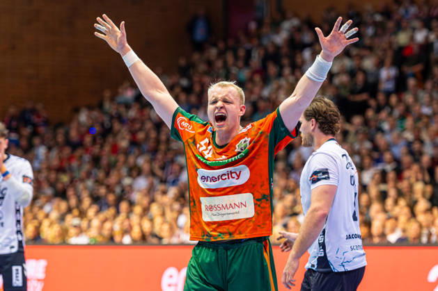 Justus Fischer TSV Hannover Burgdorf, Nr 54 L R , TSV Hannover Burgdorf orange against SG Flensburg Handewitt blue second leg of the quarter finals the EHF European League 2025 2026 05 05 2026, Swiss Life Hall Hannover, GER , Copyright: xJanxGuentherx xTSVxHannover-Burgdorfx
