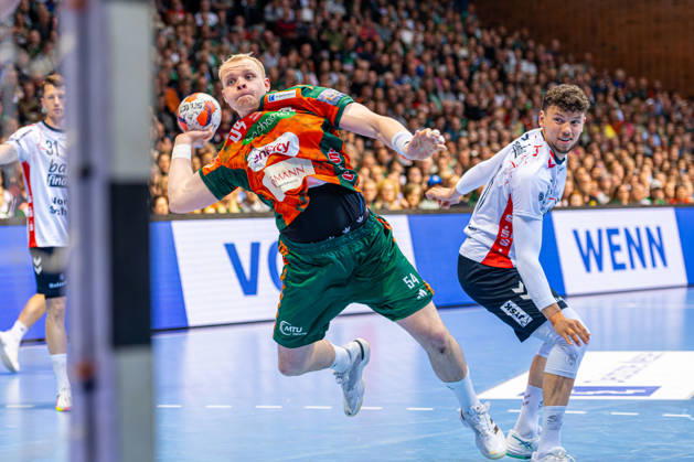 Justus Fischer TSV Hannover Burgdorf, Nr 54 L R , TSV Hannover Burgdorf orange against SG Flensburg Handewitt blue second leg of the quarter finals the EHF European League 2025 2026 05 05 2026, Swiss Life Hall Hannover, GER , Copyright: xJanxGuentherx xTSVxHannover-Burgdorfx