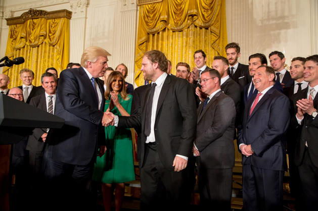 October 10, 2017 - Washington, DC, United States of America - U.S. President Donald Trump congratulates the 2016 Stanley Cup Champion NHL, Eishockey Herren, USA Pittsburgh Penguins in the East Room of the White House October 10, 2017 in Washington, DC. Copyright: xShealahxCraighead WhitexHousex