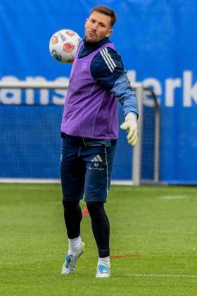 Heuer Fernandes Daniel HSV on the ball Germany , Hamburg , Volksparkstadion , Training ground , Football , 1 Bundesliga , Training of Hamburger SV