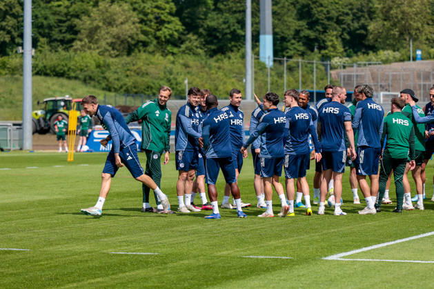 07 05 2026, Football, Training of FC Schalke 04 Janik Bachmann FC Schalke 04 runs through the trellis of players, Gelsenkirchen training ground FC Schalke 04 NRW Germany xRHR PHOTO YYx Copyright: RHR-FOTOx RHR-FOTO YY