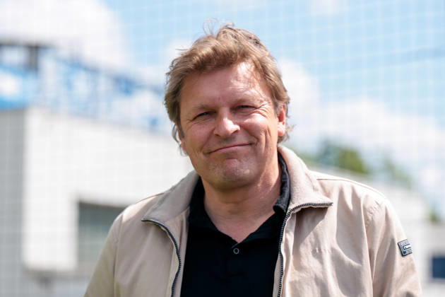 07 05 2026, Football, Training of FC Schalke 04 Director Professional Football Youri Mulder FC Schalke 04 laughs Gelsenkirchen Training ground FC Schalke 04 NRW Germany xRHR PHOTO YYx Copyright: RHR-FOTOx RHR-FOTO YY