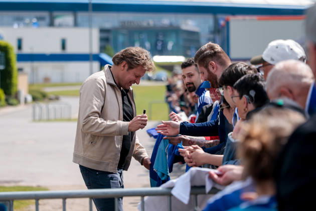 07 05 2026, Football, Training of FC Schalke 04 Director Professional Football Youri Mulder FC Schalke 04 signs autographs Gelsenkirchen Training ground FC Schalke 04 NRW Germany xRHR PHOTO YYx Copyright: RHR-FOTOx RHR-FOTO YY