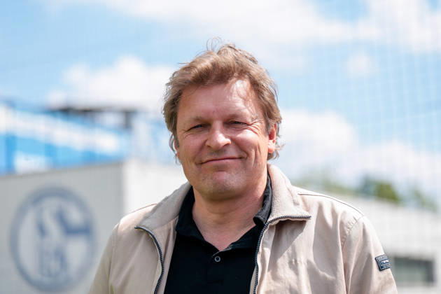 07 05 2026, Football, Training of FC Schalke 04 Director Professional Football Youri Mulder FC Schalke 04 laughs Gelsenkirchen Training ground FC Schalke 04 NRW Germany xRHR PHOTO YYx Copyright: RHR-FOTOx RHR-FOTO YY
