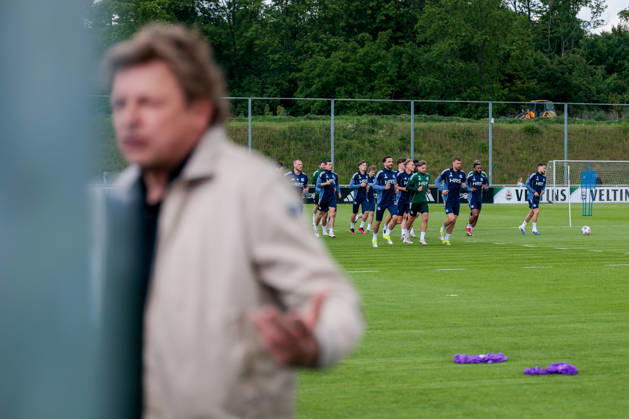 07 05 2026, Football, Training of FC Schalke 04 Director Professional Football Youri Mulder FC Schalke 04 gives an interview and in the background the team warms up Gelsenkirchen Training ground FC Schalke 04 NRW Germany xRHR PHOTO YYx Copyright: RHR-FOTOx RHR-FOTO YY