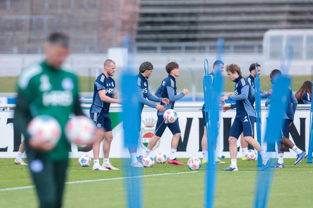 07 05 2026, Football, Training of FC Schalke 04 f l Tomas Kalas FC Schalke 04 , Mertcan Ayhan FC Schalke 04 Max Grüger FC Schalke 04 , Edin Dzeko FC Schalke 04 , Finn Porath FC Schalke 04 Gelsenkirchen Training ground FC Schalke 04 NRW Germany xRHR PHOTO YYx Copyright: RHR-FOTOx RHR-FOTO YY