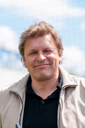 07 05 2026, Football, Training of FC Schalke 04 Director Professional Football Youri Mulder FC Schalke 04 laughs Gelsenkirchen Training ground FC Schalke 04 NRW Germany xRHR PHOTO YYx Copyright: RHR-FOTOx RHR-FOTO YY