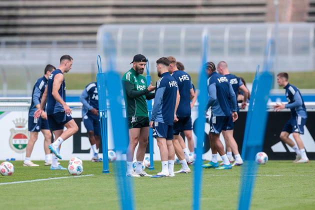 07 05 2026, Football, Training of FC Schalke 04 v l Coach Miron Muslic FC Schalke 04 talks to Adil Aouchiche FC Schalke 04 Gelsenkirchen Training ground FC Schalke 04 NRW Germany xRHR PHOTO YYx Copyright: RHR-FOTOx RHR-FOTO YY