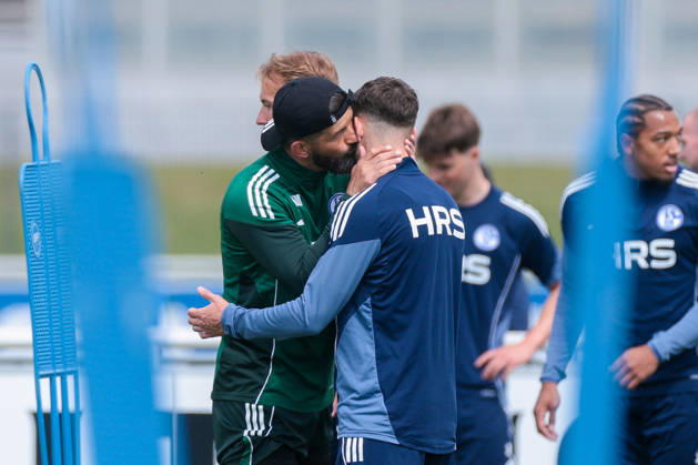 07 05 2026, Football, Training of FC Schalke 04 v l Coach Miron Muslic FC Schalke 04 gives Adil Aouchiche FC Schalke 04 a kiss on the cheek Gelsenkirchen Training ground FC Schalke 04 NRW Germany xRHR PHOTO YYx Copyright: RHR-FOTOx RHR-FOTO YY