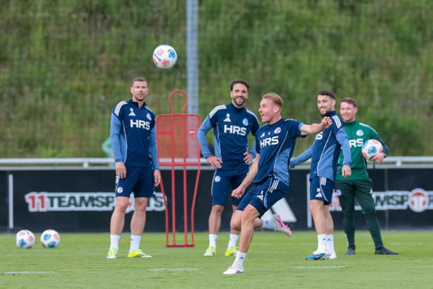 07 05 2026, Football, Training of FC Schalke 04 f l Edin Dzeko FC Schalke 04 , Kenan Karaman FC Schalke 04 , Timo Becker FC Schalke 04 , Adil Aouchiche FC Schalke 04 laugh Gelsenkirchen Training ground FC Schalke 04 NRW Germany xRHR PHOTO YYx Copyright: RHR-FOTOx RHR-FOTO YY