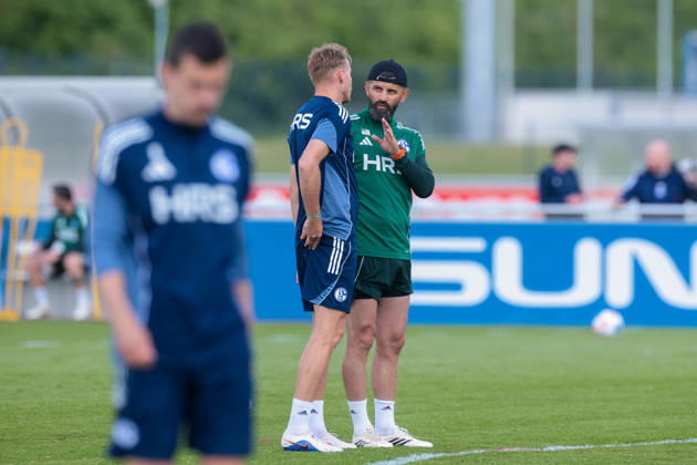 07 05 2026, Football, Training of FC Schalke 04 v l Timo Becker FC Schalke 04 talks to coach Miron Muslic FC Schalke 04 Gelsenkirchen Training ground FC Schalke 04 NRW Germany xRHR PHOTO YYx Copyright: RHR-FOTOx RHR-FOTO YY