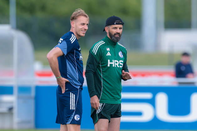 07 05 2026, Football, Training of FC Schalke 04 v l Timo Becker FC Schalke 04 talks to coach Miron Muslic FC Schalke 04 Gelsenkirchen Training ground FC Schalke 04 NRW Germany xRHR PHOTO YYx Copyright: RHR-FOTOx RHR-FOTO YY