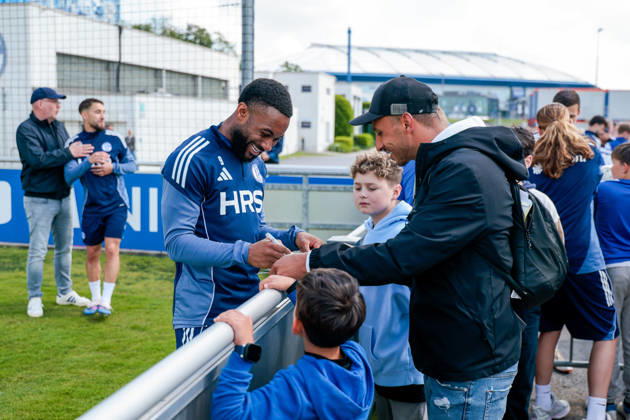 07 05 2026, Football, Training of FC Schalke 04 Moussa Sylla FC Schalke 04 signs autographs Gelsenkirchen Training ground FC Schalke 04 NRW Germany xRHR PHOTO YYx Copyright: RHR-FOTOx RHR-FOTO YY