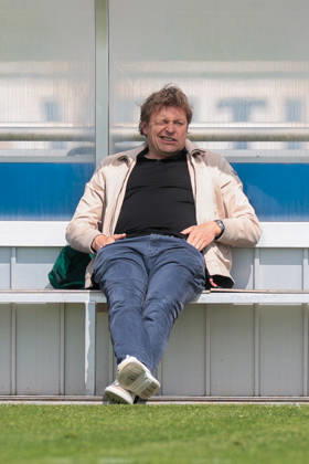 07 05 2026, Football, Training of FC Schalke 04 Director Professional Football Youri Mulder FC Schalke 04 sits on the bench and grimaces Gelsenkirchen Training ground FC Schalke 04 NRW Germany xRHR PHOTO YYx Copyright: RHR-FOTOx RHR-FOTO YY