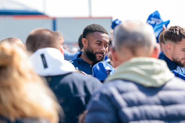 07 05 2026, Football, Training of FC Schalke 04 Moussa Sylla FC Schalke 04 signs autographs Gelsenkirchen Training ground FC Schalke 04 NRW Germany xRHR PHOTO YYx Copyright: RHR-FOTOx RHR-FOTO YY