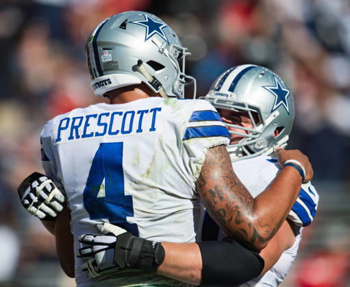 October 22, 2017: Dallas Cowboys quarterback Dak Prescott (4) gets congratulated by a teammate for his third quarter touchdown, during a NFL, American Football Herren, USA game between the Dallas Cowboys and the San Francisco 49ers at the Levi s Stadium in Santa Clara, California. Valerie Shoaps CSM Copyright: xValeriexShoapsx