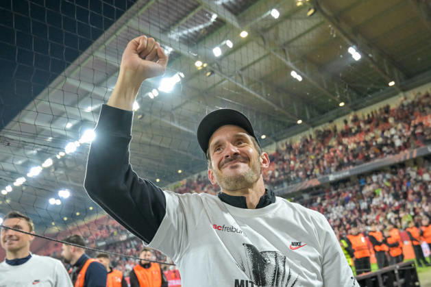 Julian Schuster SC Freiburg, Coach cheers in front of the fans after the end of the match about reaching the final GER, SC Freiburg Sporting Braga, Football, Europa League, Semi-final, Season 2025 2026, 07 05 2026 GER, SC Freiburg Sporting Braga, Football, Europa League, Semi-final, Season 2025 2026, 07 05 2026 Freiburg Copyright: xEibner-Pressefoto ThomasxHessx EP_THS