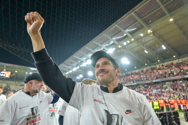 Julian Schuster SC Freiburg, Coach cheers in front of the fans after the end of the match about reaching the final GER, SC Freiburg Sporting Braga, Football, Europa League, Semi-final, Season 2025 2026, 07 05 2026 GER, SC Freiburg Sporting Braga, Football, Europa League, Semi-final, Season 2025 2026, 07 05 2026 Freiburg Copyright: xEibner-Pressefoto ThomasxHessx EP_THS