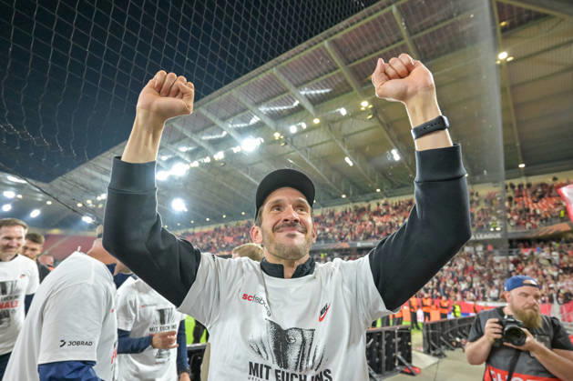 Julian Schuster SC Freiburg, Coach cheers in front of the fans after the end of the match about reaching the final GER, SC Freiburg Sporting Braga, Football, Europa League, Semi-final, Season 2025 2026, 07 05 2026 GER, SC Freiburg Sporting Braga, Football, Europa League, Semi-final, Season 2025 2026, 07 05 2026 Freiburg Copyright: xEibner-Pressefoto ThomasxHessx EP_THS