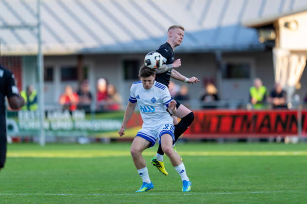 Soccer Men Regionalliga Bayern Season 2025 2026 33 Matchday 08 05 2026 TSV Buchbach Viktoria Aschaffenburg SMR Arena Lars Kleiner L of SV Viktoria Aschaffenburg in a duel with Benedikt Orth R of TSV Buchbach Buchbach SMR Arena Bavaria Germany