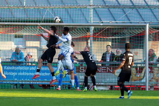 Soccer Mens Regionalliga Bayern Season 2025 2026 33 Matchday 08 05 2026 TSV Buchbach Viktoria Aschaffenburg SMR Arena Rocco Tavra L of TSV Buchbach heading Hady Kallo R of SV Viktoria Aschaffenburg Match scene in the penalty area Buchbach SMR Arena Bavaria Germany