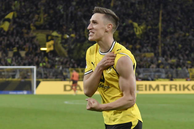 Nico Schlotterbeck Dortmund 4 cheers after scoring 2 1 08 05 2026 ¢ Football ¢ Borussia Dortmund vs Eintracht Frankfurt, Signal Iduna Park, Dortmund, DFB DFL REGULATIONS PROHIBIT ANY USE OF PHOTOGRAPHS AS IMAGE SEQUENCES AND OR QUASI VIDEO Copyright: xpepphotox xHorstxMauelshagenx pep00321, pep_20260508_hm_353078