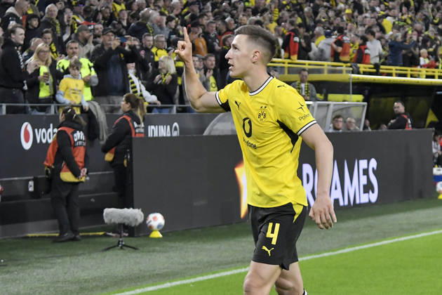 Nico Schlotterbeck Dortmund 4 cheers after scoring 2 1 08 05 2026 ¢ Football ¢ Borussia Dortmund vs Eintracht Frankfurt, Signal Iduna Park, Dortmund, DFB DFL REGULATIONS PROHIBIT ANY USE OF PHOTOGRAPHS AS IMAGE SEQUENCES AND OR QUASI VIDEO Copyright: xpepphotox xHorstxMauelshagenx pep00321, pep_20260508_hm_353112