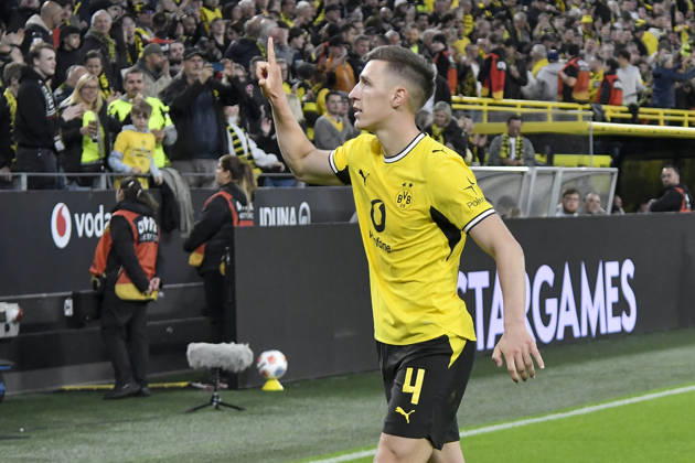 Nico Schlotterbeck Dortmund 4 cheers after scoring 2 1 08 05 2026 ¢ Football ¢ Borussia Dortmund vs Eintracht Frankfurt, Signal Iduna Park, Dortmund, DFB DFL REGULATIONS PROHIBIT ANY USE OF PHOTOGRAPHS AS IMAGE SEQUENCES AND OR QUASI VIDEO Copyright: xpepphotox xHorstxMauelshagenx pep00321, pep_20260508_hm_353113