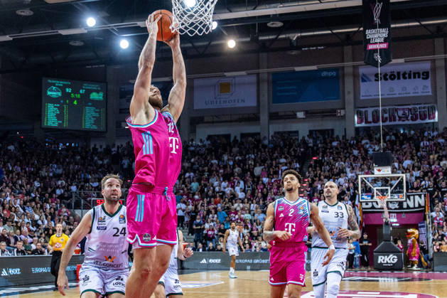 Melvin Jostmann Telekom Baskets Bonn, 12 at the basket vs J J Mann VET CONCEPT Gladiators Trier, 24, Alijah Comithier Telekom Baskets Bonn, 02 watches Telekom Baskets Bonn vs VET CONCEPT Gladiators Trier, Basketball, easy Credit BBL, 33 Matchday, 2025 2026, 08 05 2026 Telekom Baskets Bonn vs VET CONCEPT Gladiators Trier, Basketball, easy Credit BBL, 33 Matchday, 2025 2026, 08 05 2026 Bonn Copyright: xEibner-Pressefoto GerhardxWingenderx EP_GWR