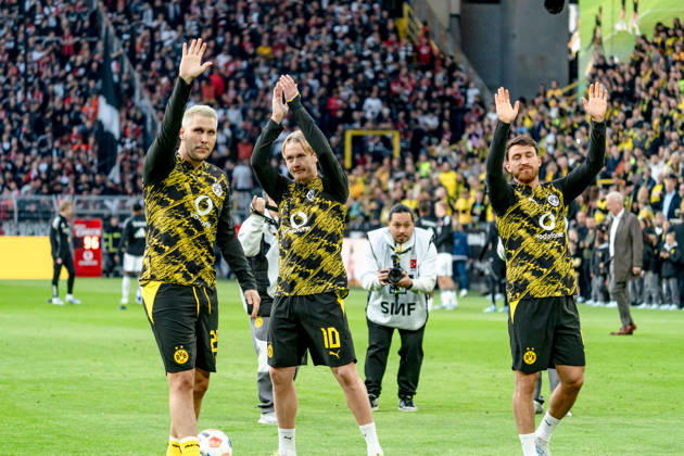 Germany Bundesliga 2025 2026 Matchday 33, Borussia Dortmund vs Eintracht Frankfurt, Friday, 08 05 2026 Signal Iduna Park, North Rhine-Westphalia Niklas Süle Borussia Dortmund, 25 Julian Brandt Borussia Dortmund, 10 Salih Özcan Borussia Dortmund, 6 Emotional farewell in front of the fans Copyright: xCelinaxLeiersx