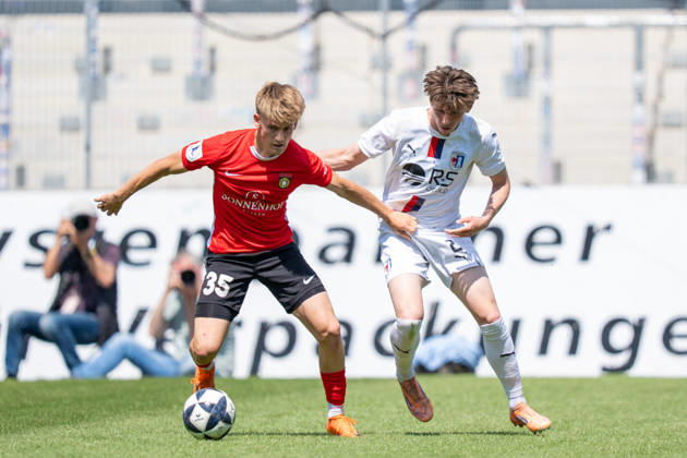 Lukas Stoppel SG Sonnenhof Großaspach, 35 in duel with Arlind Iljazi SG Barockstadt Fulda Lehnert, 02 , SG Sonnenhof Großaspach vs SG Barockstadt Fulda Lehnerz, Soccer, Regionalliga Suedwest, Matchday 33, 09 05 2026 Aspach Baden Wuerttemberg Germany Copyright: xkolbert-press PhilipxZieglerx
