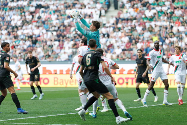 Finn Dahmen 1, FC Augsburg , holds the ball safely during the match between FC Augsburg v Borussia Mönchengladbach, Football, Men, Bundesliga, 2025 2026, 33 Matchday on 09 05 2026 in Augsburg, WWK ARENA DFL and DFB regulations prohibit any use of photographs as image sequences and or quasi video Bayern Germany