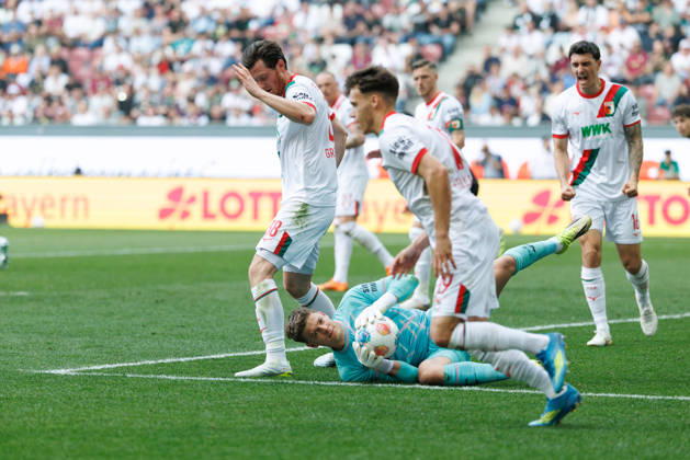 Finn Dahmen 1, FC Augsburg , holds the ball safely during the match between FC Augsburg v Borussia Mönchengladbach, Football, Men, Bundesliga, 2025 2026, 33 Matchday on 09 05 2026 in Augsburg, WWK ARENA DFL and DFB regulations prohibit any use of photographs as image sequences and or quasi video Bayern Germany