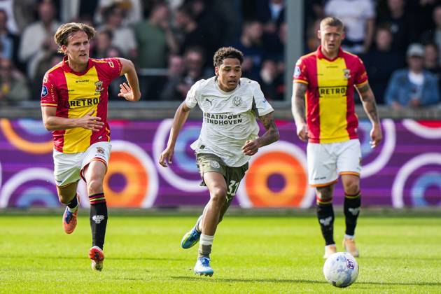DEVENTER - (l-r) Melle Meulensteen of Go Ahead Eagles, Noah Fernandez of PSV Eindhoven during the Dutch Eredivisie match between Go Ahead Eagles and PSV in De Adelaarshorst on May 10, 2026 in Deventer, Netherlands. TOBIAS KLEUVER ANP Eredivisie 2025-2026 xVIxANPxSportx xxANPxIVx 557941720 originalFilename: 557941720