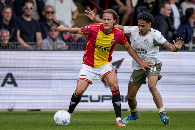 DEVENTER - (l-r) Melle Meulensteen of Go Ahead Eagles, Noah Fernandez of PSV Eindhoven during the Dutch Eredivisie match between Go Ahead Eagles and PSV in De Adelaarshorst on May 10, 2026 in Deventer, Netherlands. TOBIAS KLEUVER ANP Eredivisie 2025-2026 xVIxANPxSportx xxANPxIVx 557963007 originalFilename: 557963007