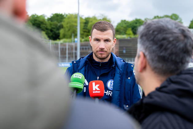 14 05 2026, Football, Training of FC Schalke 04 Media round with Edin Dzeko FC Schalke 04 Gelsenkirchen Training ground FC Schalke 04 NRW Germany xRHR PHOTO YYx Copyright: RHR-FOTOx RHR-FOTO YY