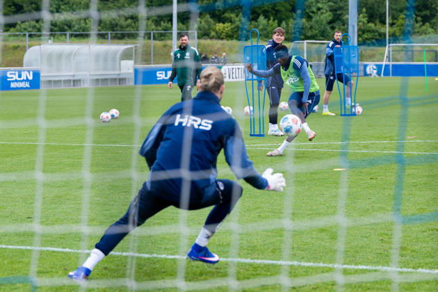 14 05 2026, Football, Training of FC Schalke 04 f l Goalkeeper Loris Karius FC Schalke 04 Christian Gomis FC Schalke 04 Gelsenkirchen Training ground FC Schalke 04 NRW Germany xRHR PHOTO YYx Copyright: RHR-FOTOx RHR-FOTO YY