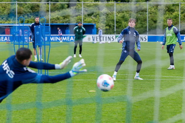 14 05 2026, Soccer, Training of FC Schalke 04 v l Goalkeeper Kevin Müller FC Schalke 04 , Max Grüger FC Schalke 04 Gelsenkirchen Training ground FC Schalke 04 NRW Germany xRHR PHOTO YYx Copyright: RHR-FOTOx RHR-FOTO YY